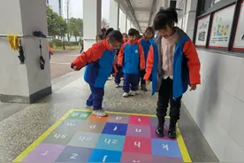 乡村小学用地面游戏赋能“课间15分钟”图片