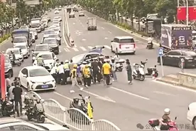 泉州：女子骑电动车卷入车底！30秒生死救援……图片