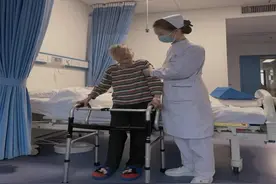 成功置换股骨头，99岁老人重新行走图片