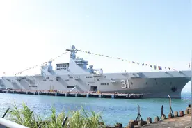 海南舰长沙舰组队访问香港，市民游客围观大国重器觉得很自豪图片