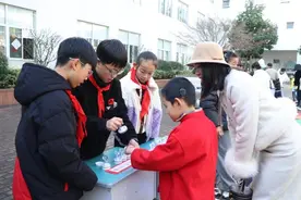 操场上的年味“集市”好热闹，孩子们和手工艺人一起上阵图片