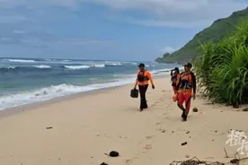 中国游客在巴厘岛著名海滩被海浪冲走，搜救工作仍在进行中图片