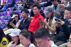 苏炳添李晨现身亚运会开幕式现场 粉丝抓住机会要签名图片