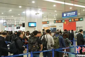 外国游客“中国行”热情高涨  上海浦东国际机场口岸外国人入境忙图片
