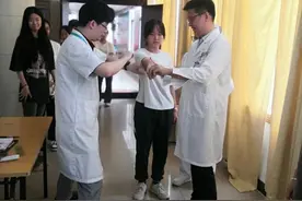 把好兵源输送“入口关”，广州约200名应征女青年上站体检图片