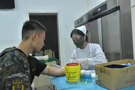 点赞爱心！北京一武警列兵已献血15次，全家累计93次图片