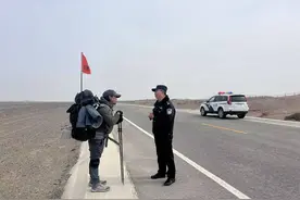 擅自穿越罗布泊无人区？网红博主被民警 “截胡”，合拍视频警示众人图片