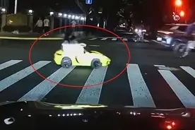 上海市中心惊险一幕！玩具电动车横穿马路，上面坐着一家三口？！图片