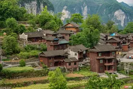 秘境湘西丨神奇！建在悬崖峭壁上的吉斗苗寨图片