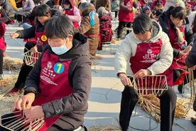 河南兰考举办共富工坊“巧媳妇”编织技能大比武图片