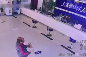日前，他收到了一个神秘的包裹！图片