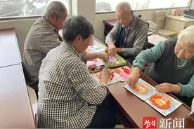 培养了老人动手操作能力！苏州市相城区望亭镇华阳村开展老年人手工DIY毛球粘贴画主题活动图片