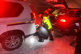 成都自驾游车队遇风雪被困川西海拔4800米雪山，警方连夜救援10余人脱困图片