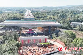 2.3万吨跨沪昆铁路桥成功转体，醴娄高速朝全线通车更进一步图片