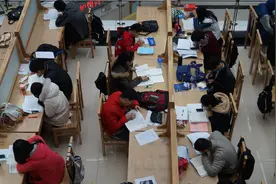 “县城孔乙己”的痛，一线中产们不懂图片