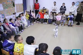 重庆城市科技学院开展机器人走进幼儿园志愿活动图片