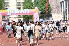襄阳二十四中为高三学子举行成人礼图片