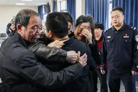 小儿子失踪38年后终于回家，70岁的爸爸：第一个心愿了了图片