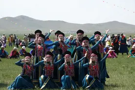 乌兰牧骑：扎根基层沃土 在蓝天绿草间歌舞图片