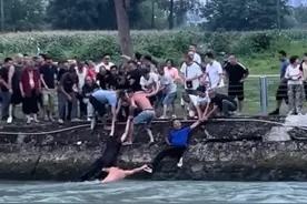 激流救人的蓝短裤大哥找到了！他叫陈华亮图片