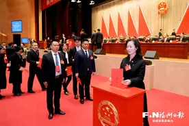 市十六届人大四次会议举行第三次全体会议图片