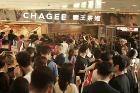 霸王茶姬、茶百道闯香港，开业即爆单图片