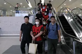 又有5人，押解回国！图片