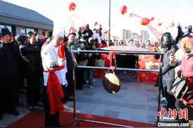 冰雪盛景遇上年猪文化 “河套第一锅”开启冬日狂欢图片