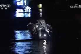 太酷了！开幕式女骑手“骑马”奔驰在塞纳河上图片