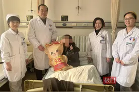 10岁女童持续腹痛、便秘、食欲减退，医生切除15厘米畸胎瘤助其康复图片