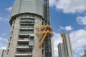 全球首个独立外挂自爬升塔吊亮相图片