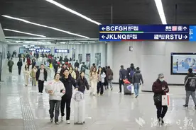 地铁11号线开通增加换乘客流 武汉地铁光谷广场站日均客流接近翻倍图片