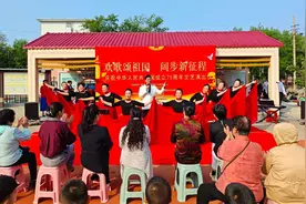 寨上街道东风里社区举办“欢歌颂祖国 阔步新征程”庆国庆文艺汇演图片