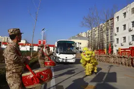 新兵下队，接过钢枪！多图——图片