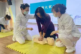 海姆立克、心肺复苏实操 东湖路幼儿园开展健康培训图片