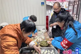 商居邻里情，温暖过冬至图片