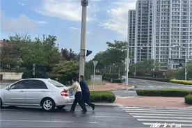 青岛最美校车人刘赞蓬：一个推车举动带来的温暖图片