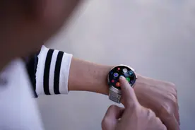 华为WATCH 4系列：换季“最强辅助” 智能手表的风我跟图片