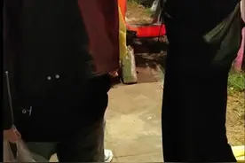 福建平潭有商贩卖石头给游客？当地：扔进海里能看“蓝眼泪”图片