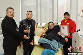 35岁辅警献血百次为生命护航：认准了便坚持下去图片