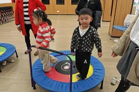 体验蹦床运动的乐趣，在训练中促进婴幼儿健康成长图片