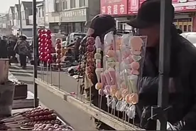 “你爱吃我就给你买”，农村大街上老汉最质朴的告白，平平淡淡才是真图片