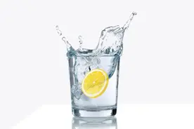每天喝水，至少8杯？喝水这事，很多人都搞错了图片