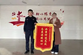 青岛胶州市：低汇率换美金？女子被骗21万元，危急时刻民警成功追回损失图片