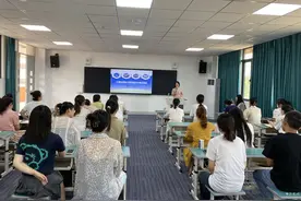 江夏区实验小学教育集团对新入职教师进行岗前培训图片