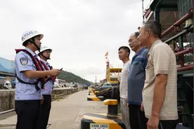 南海开渔，湾仔边检护航港澳流动渔船扬帆出海图片