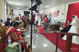武汉湘口街汉江村为老年人拍摄婚纱照图片