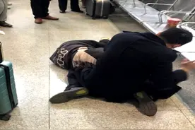 男子火车站候车时突然失去意识滑倒，幸被及时救助脱险 自称着急赶车没吃早饭图片