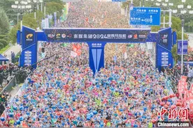 陕西：2.6万名跑者竞逐“青铜器之乡”图片