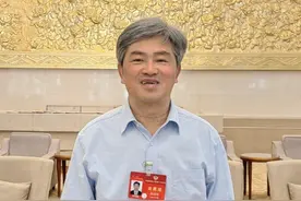 全国政协委员阮诗玮：完善生育政策支持体系图片